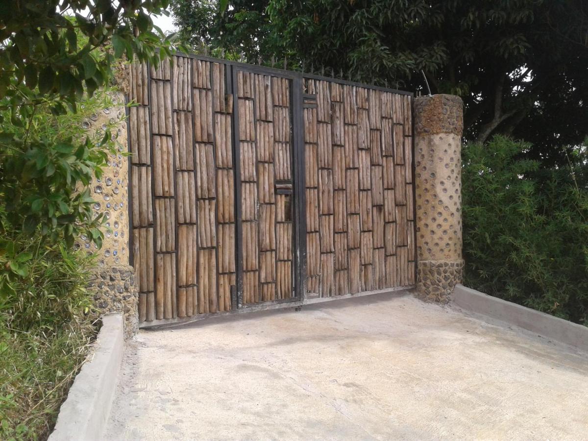 Plastic Bottles House Entebbe Buitenkant foto