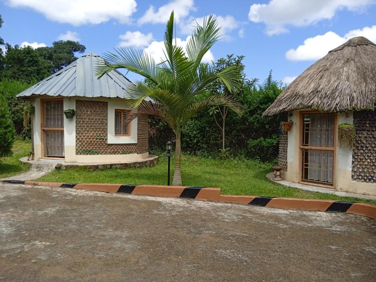 Plastic Bottles House Entebbe Buitenkant foto