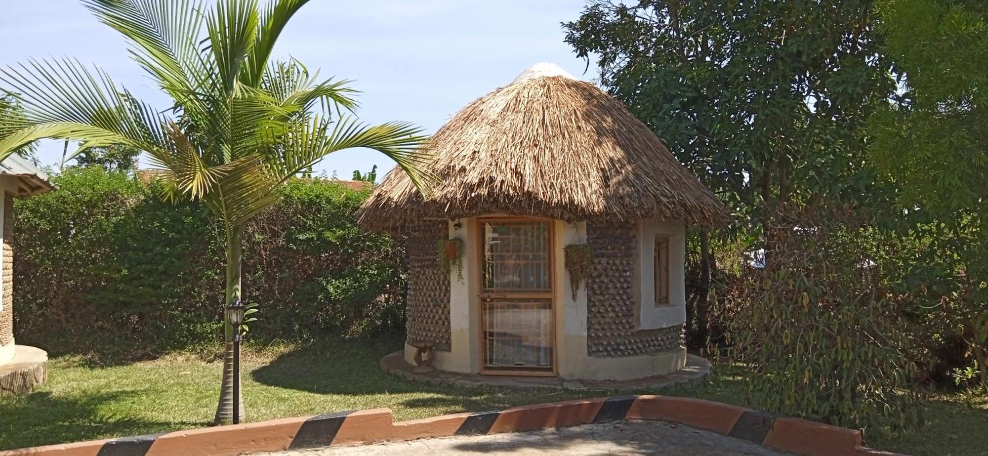Plastic Bottles House Entebbe Buitenkant foto