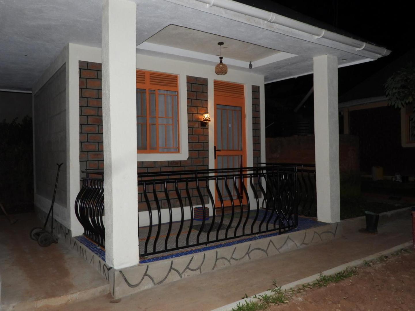 Plastic Bottles House Entebbe Buitenkant foto